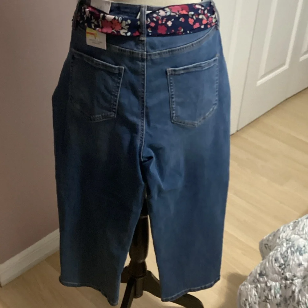 Croft &Barrow Blue Capri Jeans with Floral Belt - Picture 3 of 3